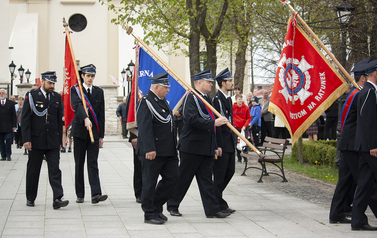 Przemarsz poczt&oacute;w sztandarowych pod Pomnik Niepodległości
