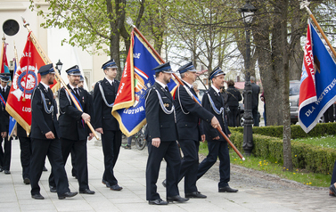 Przemarsz poczt&oacute;w sztandarowych pod Pomnik Niepodległości