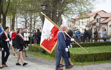 Przemarsz poczt&oacute;w sztandarowych pod Pomnik Niepodległości