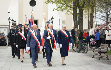 Przemarsz poczt&oacute;w sztandarowych pod Pomnik Niepodległości