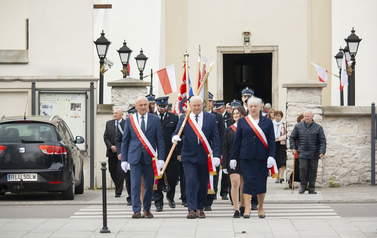Przemarsz poczt&oacute;w sztandarowych pod Pomnik Niepodległości