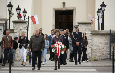 Przemarsz poczt&oacute;w sztandarowych pod Pomnik Niepodległości