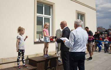 Narolskie Biegi Uliczne - dekoracja zwycięzc&oacute;w
