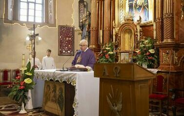 Ksiądz celebrujący Mszę św. w intecji Poległych Obrońc&oacute;w Ojczyzny w kościele parafialnym w Lipsku