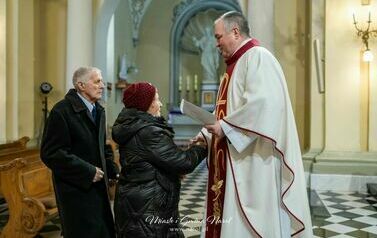 Zofia i Jan Lasota podczas wręczania listu gratulacyjnego od Biskupa
