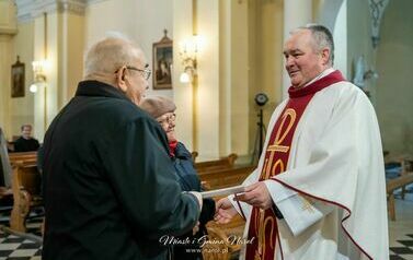 Zofia i Marcin Kozłowscy podczas wręczania listu gratulacyjnego od Biskupa