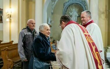 Halina i Jan Kowalczuk podczas wręczania listu gratulacyjnego od Biskupa