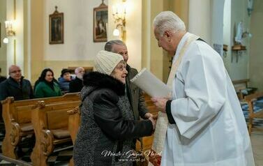 Helena i Kazimierz Kopczaccy podczas wręczania listu gratulacyjnego od Biskupa