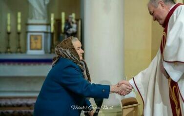 Czesława Banach podczas wręczania listu gratulacyjnego od Biskupa