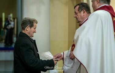 Andrzej Banach podczas wręczania listu gratulacyjnego od Biskupa
