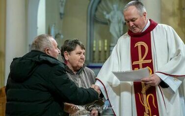 Grażyna i Eugeniusz Wasieczko podczas wręczania listu gratulacyjnego od Biskupa