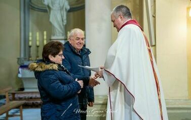 Halina i Antoni Słoniec podczas wręczania listu gratulacyjnego od Biskupa