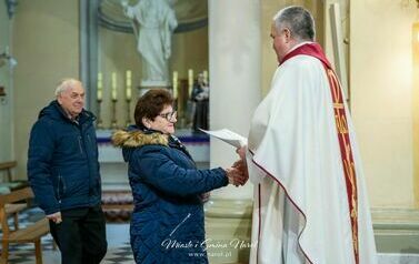 Halina i Antoni Słoniec podczas wręczania listu gratulacyjnego od Biskupa