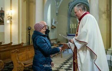 Helena i Tadeusz Nisztuk podczas wręczania listu gratulacyjnego od Biskupa
