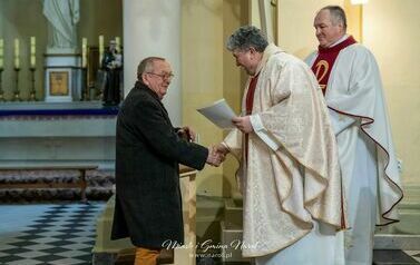 Aleksander Mamczur podczas wręczania listu gratulacyjnego od Biskupa