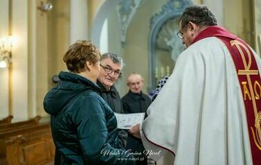 Krystyna i Wiesław Machaj podczas wręczania listu gratulacyjnego od Biskupa