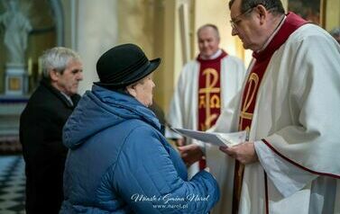 Danuta i J&oacute;zef Gałka podczas wręczania listu gratulacyjnego od Biskupa