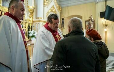 Halina i Bolesław Bujara podczas wręczania listu gratulacyjnego od Biskupa
