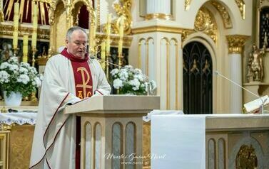 Ks. dziekan Julian Leńczuk podczas celebracji mszy świętej w intencji Jubilat&oacute;w