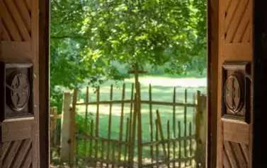 Wnętrze cerkwi w Ł&oacute;wczy (październik 2023)