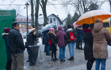 Publiczność zgromadzona na narolskim Rynku