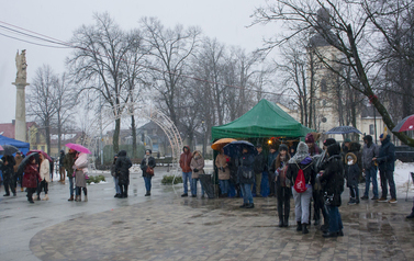Publiczność zgromadzona na narolskim Rynku