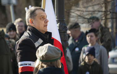 Składanie wieńc&oacute;w i zniczy