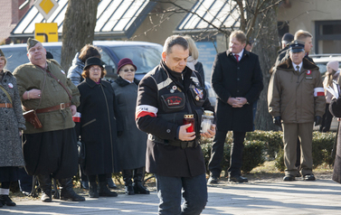 Składanie wieńc&oacute;w i zniczy