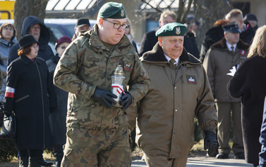 Składanie wieńc&oacute;w i zniczy