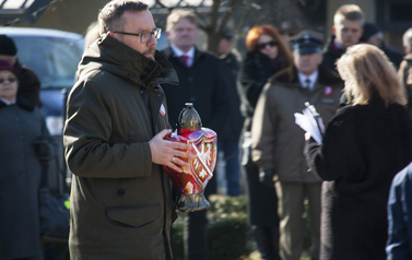 Składanie wieńc&oacute;w i zniczy