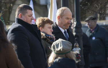 Składanie wieńc&oacute;w i zniczy