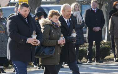 Składanie wieńc&oacute;w i zniczy