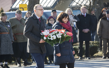 Składanie wieńc&oacute;w i zniczy