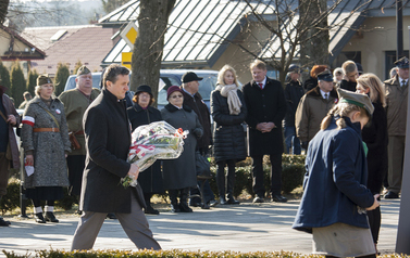 Składanie wieńc&oacute;w i zniczy