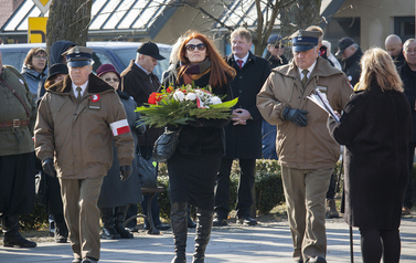 Składanie wieńc&oacute;w i zniczy