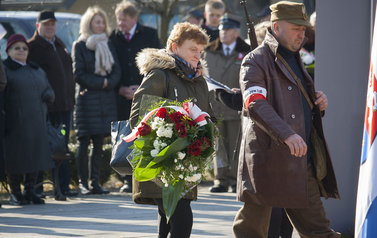 Składanie wieńc&oacute;w i zniczy