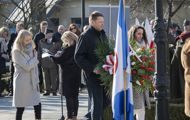 Składanie wieńc&oacute;w i zniczy