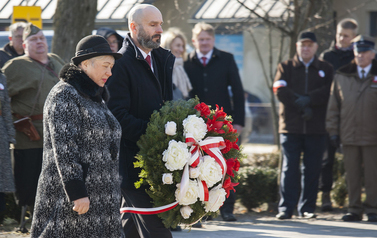 Składanie wieńc&oacute;w i zniczy