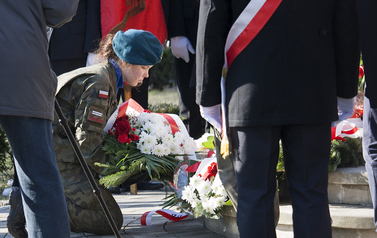 Składanie wieńc&oacute;w i zniczy