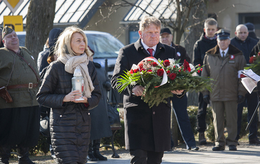 Składanie wieńc&oacute;w i zniczy