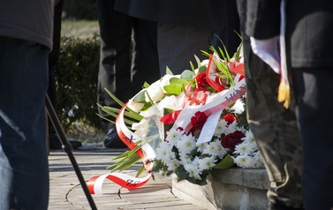 Składanie wieńc&oacute;w i zniczy