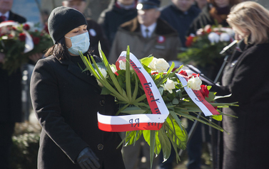Składanie wieńc&oacute;w i zniczy