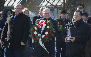 Składanie wieńc&oacute;w i zniczy