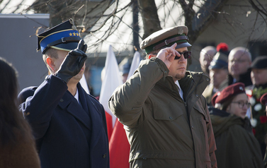 Składanie wieńc&oacute;w i zniczy