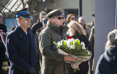 Składanie wieńc&oacute;w i zniczy