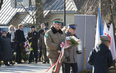 Składanie wieńc&oacute;w i zniczy