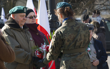 Składanie wieńc&oacute;w i zniczy