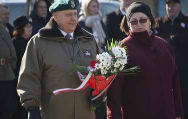 Składanie wieńc&oacute;w i zniczy