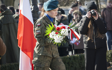 Składanie wieńc&oacute;w i zniczy