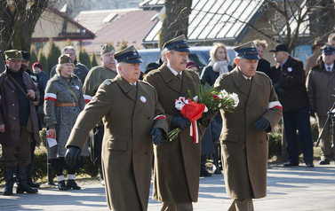 Składanie wieńc&oacute;w i zniczy